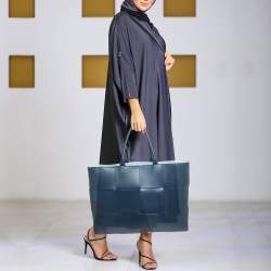 مملوكة مسبقًا Bottega Veneta Deep Blue Intrecciato Leather Large Arco Tote