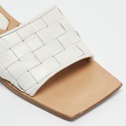 مملوكة مسبقًا Bottega Veneta White Intrecciato Leather Slide Sandals Size 39