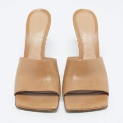 مملوكة مسبقًا صندل بوتيغا فينيتا جلد بيج مفتوح من الأمام مربع مقاس 39