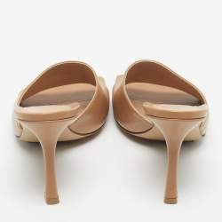 مملوكة مسبقًا صندل بوتيغا فينيتا جلد بيج مفتوح من الأمام مربع مقاس 39