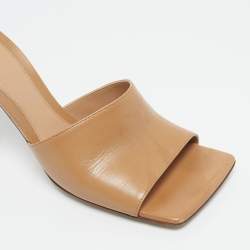 مملوكة مسبقًا صندل بوتيغا فينيتا جلد بيج مفتوح من الأمام مربع مقاس 39