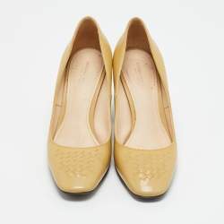 مملوكة مسبقًا حذاء كعب عالي بوتيغا فينيتا جلد لامع تفاصيل أنتريتشياتو بيج مقاس 35