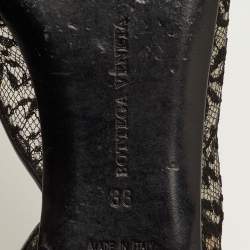 مملوكة مسبقًا Bottega Veneta Size 38 Black Lace and Patent Leather D'orsay Ballet Flats