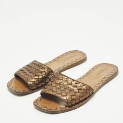 مملوكة مسبقًا صندل سلايد فلات بوتيغا فينيتا جلد إنتريشياتو ذهبي مقاس 37