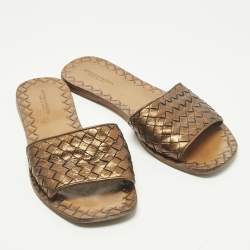 مملوكة مسبقًا صندل سلايد فلات بوتيغا فينيتا جلد إنتريشياتو ذهبي مقاس 37