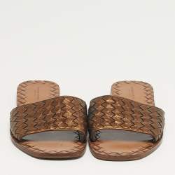 مملوكة مسبقًا صندل سلايد فلات بوتيغا فينيتا جلد إنتريشياتو ذهبي مقاس 37