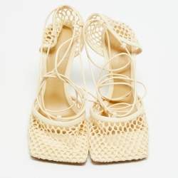 مملوكة مسبقًا Bottega Veneta Strech Size 40 Cream Knit Fabric and Leather Wrap Around Pumps