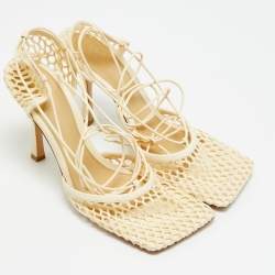 مملوكة مسبقًا Bottega Veneta Strech Size 40 Cream Knit Fabric and Leather Wrap Around Pumps