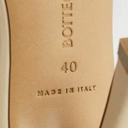 مملوكة مسبقًا Bottega Veneta Strech Size 40 Cream Knit Fabric and Leather Wrap Around Pumps