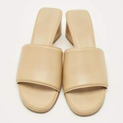 مملوكة مسبقًا صندل سلايد بوتيغا فينيتا جلد بيج بحزام مقاس 38