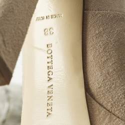 مملوكة مسبقًا Bottega Veneta Size 38 Cream Suede Platform Pumps