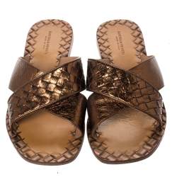 مملوكة مسبقًا صندل فلات بوتيغا فينيتا بسيور متعاكسة جلد أنترشياتو برونزي ميتاليك مقاس 37