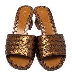 مملوكة مسبقًا Bottega Veneta Metallic Brown Intrecciato Leather Ravello Slide Sandals Size 37