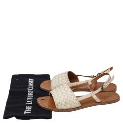 مملوكة مسبقًا صندل بوتيغا فينيتا جلد أنترشياتو أبيض بحزام للكاحل مقاس 38