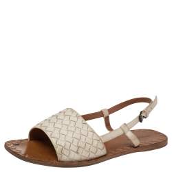 مملوكة مسبقًا صندل بوتيغا فينيتا جلد أنترشياتو أبيض بحزام للكاحل مقاس 38