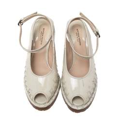 مملوكة مسبقًا Bottega Veneta Cream Patent Leather Intrecciato Wedge Ankle Wrap Peep Toe Sandals Size 37