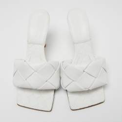 مملوكة مسبقًا Bottega Veneta White Intrecciato Leather Lido Slide Sandals Size 38.5