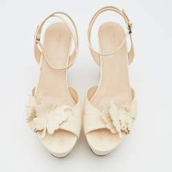 مملوكة مسبقًا Bottega Veneta Off-White Leather Butterfly Embossed Ankle Strap Platform Wedge Sandals Size 39
