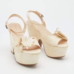 مملوكة مسبقًا Bottega Veneta Off-White Leather Butterfly Embossed Ankle Strap Platform Wedge Sandals Size 39