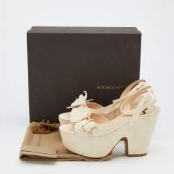 مملوكة مسبقًا Bottega Veneta Off-White Leather Butterfly Embossed Ankle Strap Platform Wedge Sandals Size 39