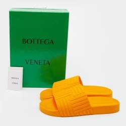 مملوكة مسبقًا Bottega Veneta Bright Orange Rubber Flat Slides Size 40
