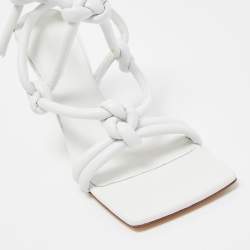 مملوكة مسبقًا Bottega Veneta White Knotted Leather Slingback Ankle Strap Sandals Size 38.5