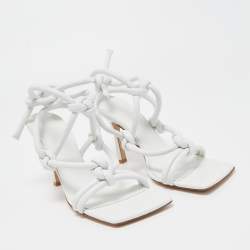 مملوكة مسبقًا Bottega Veneta White Knotted Leather Slingback Ankle Strap Sandals Size 38.5