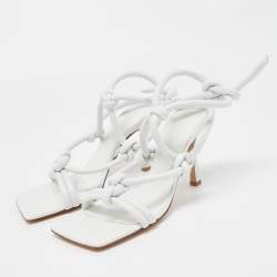 مملوكة مسبقًا Bottega Veneta White Knotted Leather Slingback Ankle Strap Sandals Size 38.5