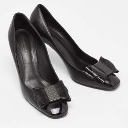 مملوكة مسبقًا Bottega Veneta Black Leather and Patent Cap Toe Bow Pumps Size 38.5
