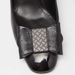 مملوكة مسبقًا Bottega Veneta Black Leather and Patent Cap Toe Bow Pumps Size 38.5