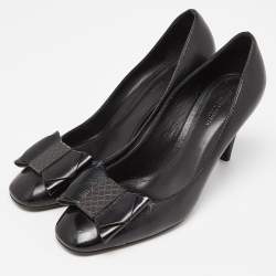 مملوكة مسبقًا Bottega Veneta Black Leather and Patent Cap Toe Bow Pumps Size 38.5