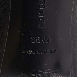 مملوكة مسبقًا Bottega Veneta Black Leather and Patent Cap Toe Bow Pumps Size 38.5