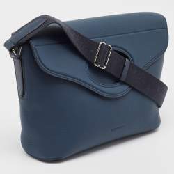 مملوكة مسبقًا Burberry Ash Blue Leather Large Pocket Messenger Bag