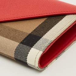 مملوكة مسبقًا Burberry Halton Red/Beige Leather and House Check Canvas Continental Wallet