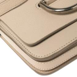 مملوكة مسبقًا حقيبة كروس بربري صغيرة حلقة حرف دي جلد بيج