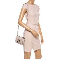 مملوكة مسبقًا حقيبة كروس بربري صغيرة حلقة حرف دي جلد بيج