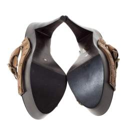 مملوكة مسبقًا صندل بربرى بمقدمة مفتوحة و بنعل سميك و مزين بإبزيم جلد بني مقاس 38