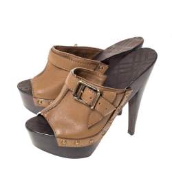 مملوكة مسبقًا صندل بربرى بمقدمة مفتوحة و بنعل سميك و مزين بإبزيم جلد بني مقاس 38