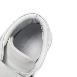 مملوكة مسبقًا حذاء رياضي بربري جلد أبيض برقبة عالية ستوروك مقاس 38.5