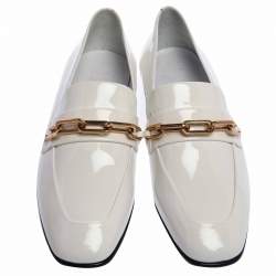 مملوكة مسبقًا حذاء لوفرز بربري جلد أبيض لامع بسلسلة مقاس 39.5