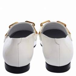 مملوكة مسبقًا حذاء لوفرز بربري جلد أبيض لامع بسلسلة مقاس 39.5