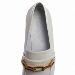 مملوكة مسبقًا حذاء لوفرز بربري جلد أبيض لامع بسلسلة مقاس 39.5