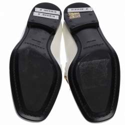 مملوكة مسبقًا حذاء لوفرز بربري جلد أبيض لامع بسلسلة مقاس 39.5