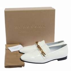مملوكة مسبقًا حذاء لوفرز بربري جلد أبيض لامع بسلسلة مقاس 39.5