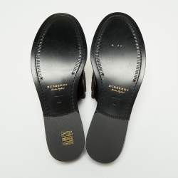 مملوكة مسبقًا حذاء سلايد فلات بربري بيكشيل جلد ثنائي اللون مزين بشراشيب مقاس 40