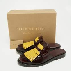 مملوكة مسبقًا حذاء سلايد فلات بربري بيكشيل جلد ثنائي اللون مزين بشراشيب مقاس 40