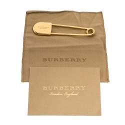 Pre Owned بروش بربري بمشبك ذهبي اللون ونقش شعار 