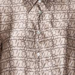 مملوكة مسبقًا قميص بربري لند حرير بيج بالشعار المطبوع أكمام طويلة أزرار أمامية مقاس كبير