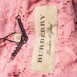 Pre Owned معطف بربري دانتيل وردي بكشكشة وصفين أزرار مقاس متوسط - ميديوم