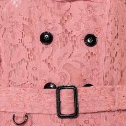 Pre Owned معطف بربري دانتيل وردي بكشكشة وصفين أزرار مقاس متوسط - ميديوم